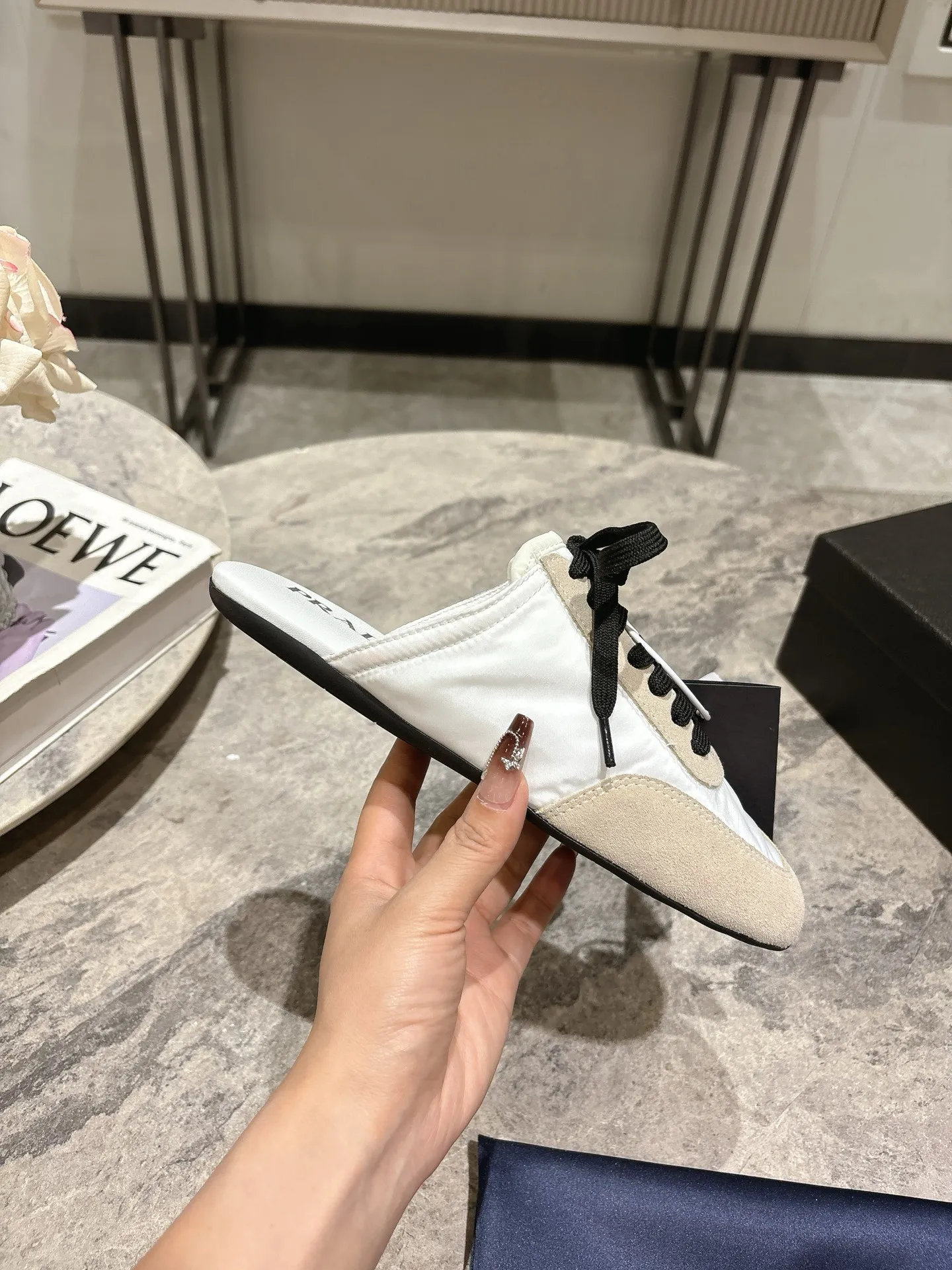 👟👟Ex-factory price 502👟👟 Prada Prada spring and summer show thin-soled moral training shoes for women. The 25ss show style item with the highest export rate. The suede upper has a texture, and the inner sheepskin is wrapped. It is soft and waxy. The insole is thickened with lambskin. It is extremely comfortable to step on, has a sense of support, and feels well wrapped. The shoe shape is full of wrapping, light, easy to wear and practical, a casual shoe, original molded rubber outsole Size: 35-39 (40 41 customized, non-refundable)